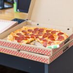 Jak wybrać idealne kartony na pizzę?